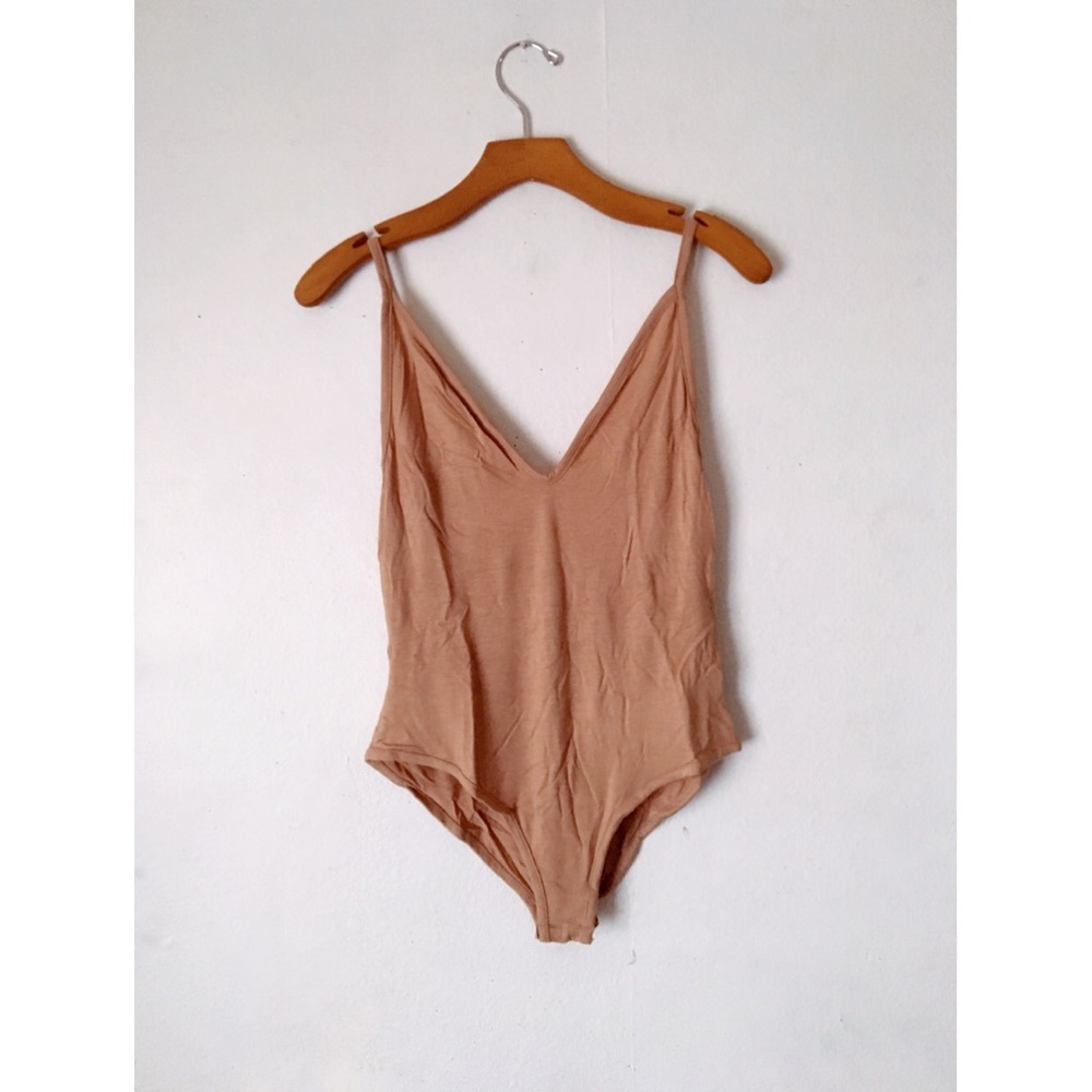 NWT BASIC V NECK BODYSUIT